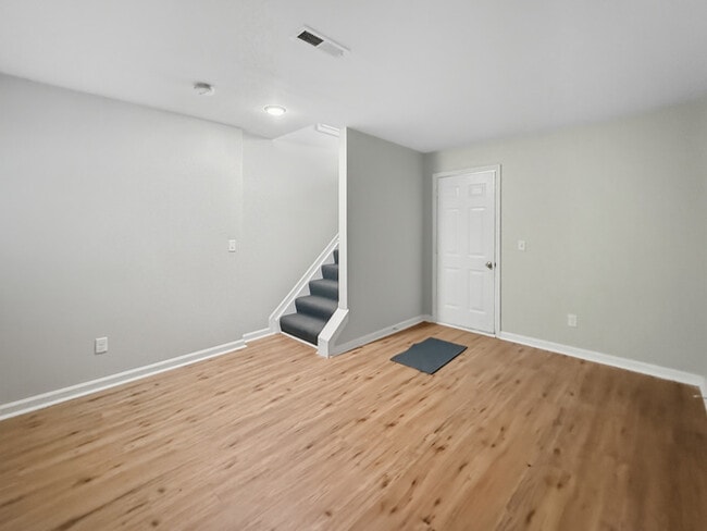 Building Photo - Town Home