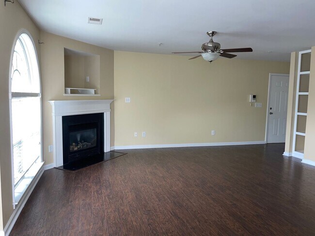 Building Photo - 2 BED, 2 BATH CONDO LOCATED IN GREENSBORO! LAST MONTH'S RENT FREE IF YEAR LEASE IS COMPLETED!