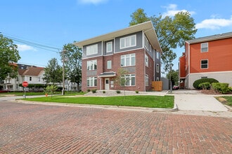 Building Photo - 302 E Clark