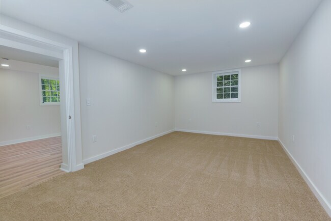Building Photo - 280 E Valley Dr