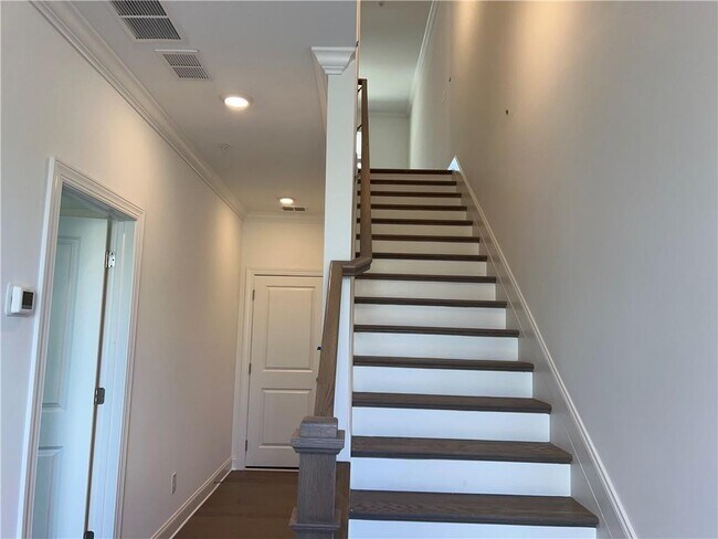 Building Photo - 6605 Beacon Dr