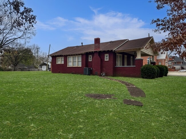 Building Photo - 600 E Tombigbee St