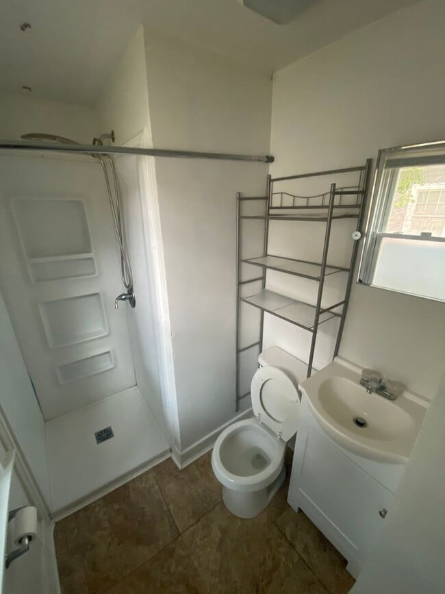 Building Photo - 4 bedroom 2 bath house in Henrico County! All appliances, laundry, central hvac, big yard