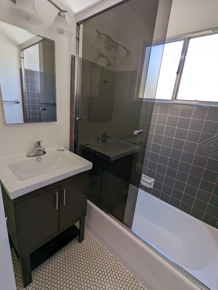 Building Photo - 1331 N Poinsettia Pl