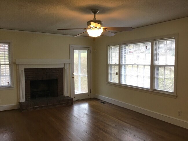 Building Photo - 3016 Hilton Rd