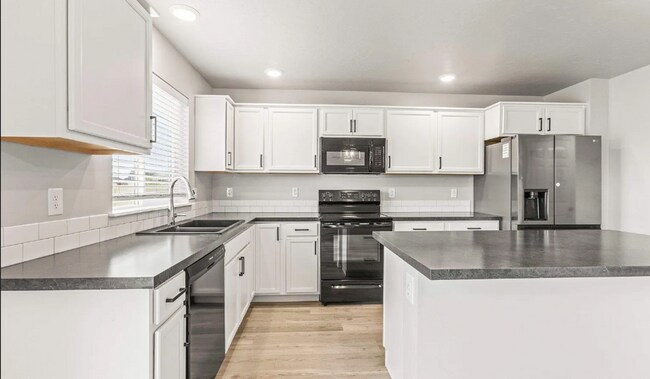 Building Photo - 4 Bed 2.5 bath with a 3 car garage