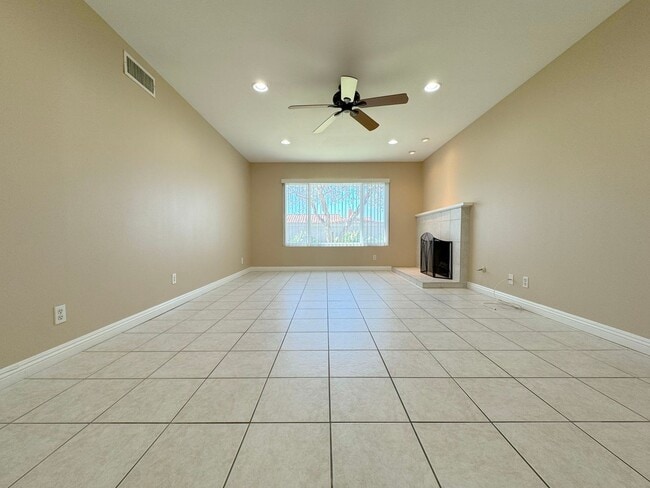 Building Photo - Single Story 3Bed Interior Location Large Yard