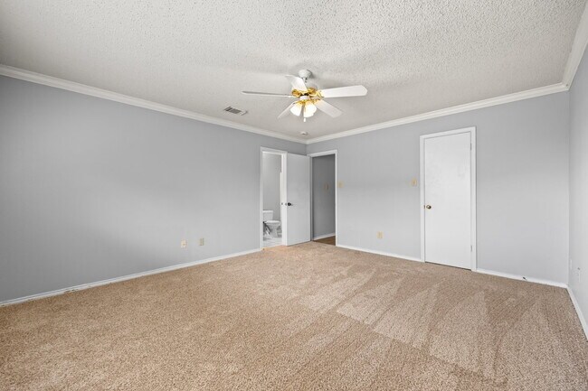 Building Photo - Beautiful 3 bed 2 bath single story, corne...