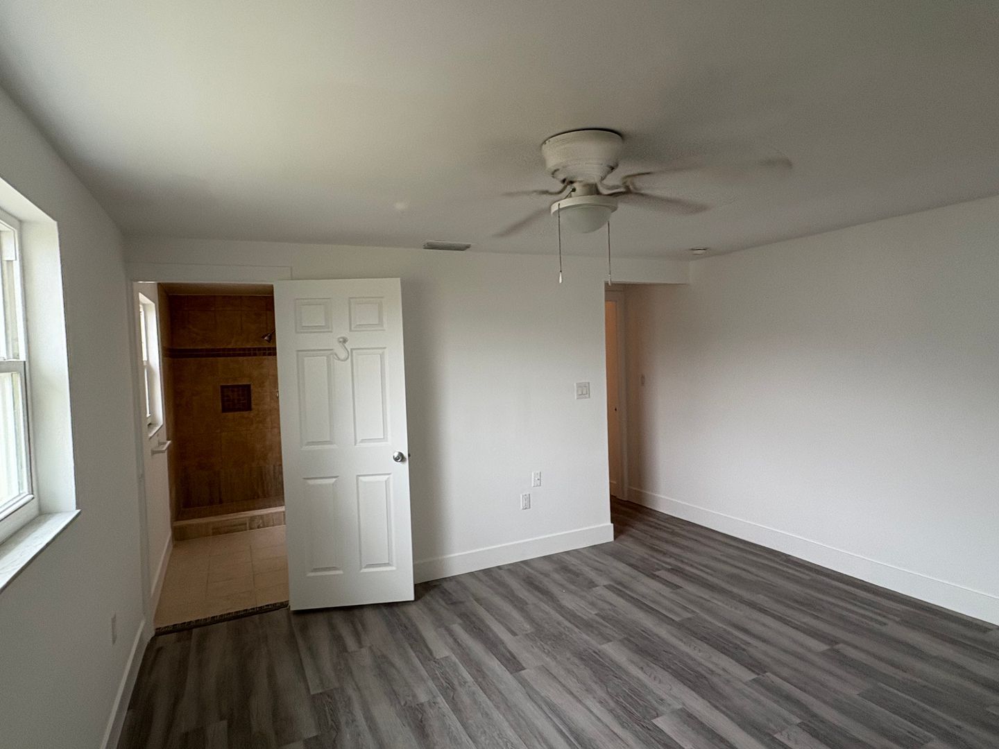 Building Photo - Spacious 2/2 with a garage available until end of December