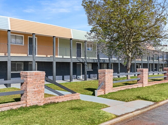 Building Photo - English Village North Apartments