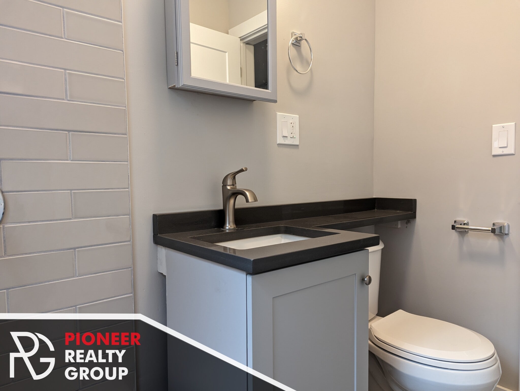 Building Photo - 4542 N Damen Ave