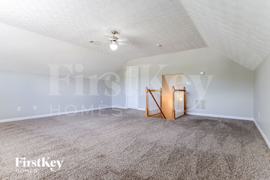 Building Photo - 381 Glouchester Dr