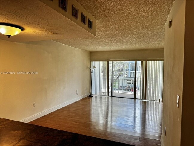 Building Photo - 9371 Fontainebleau Blvd