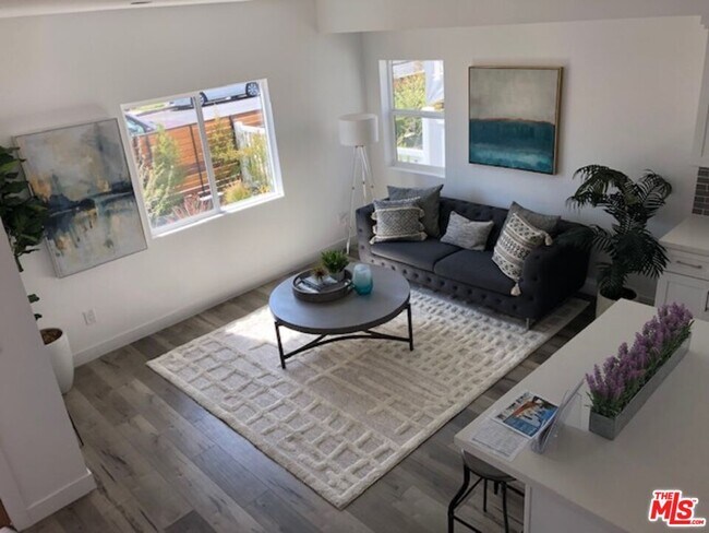 Building Photo - 3946 S Budlong Ave