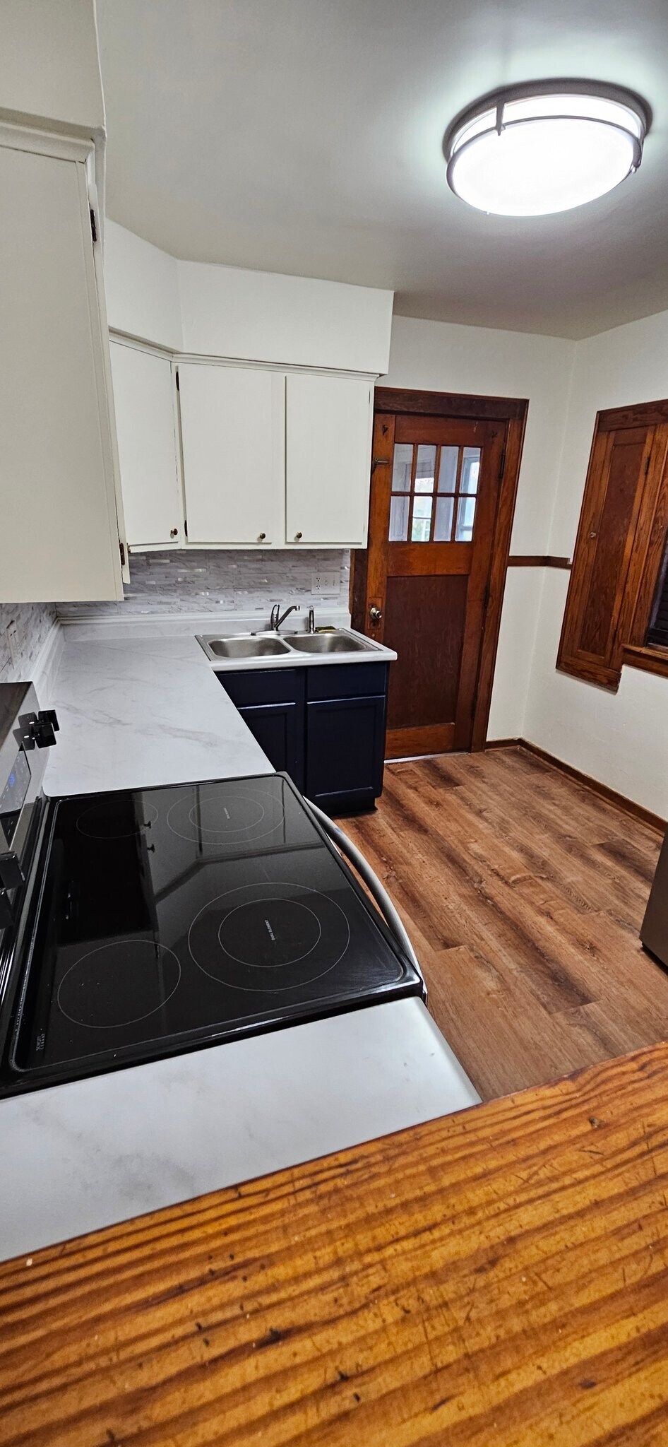 Building Photo - 208 W Sycamore St