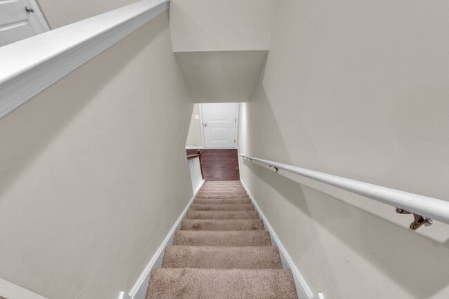 Building Photo - Modern 3-Bed Townhome on Quiet Cul-de-Sac ...