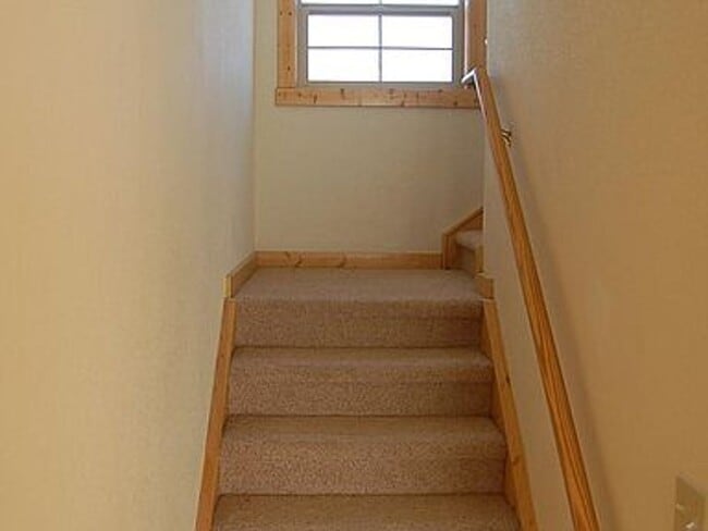 Building Photo - Granby Town House For Rent