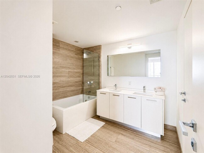 Building Photo - 1300 Brickell Bay Dr