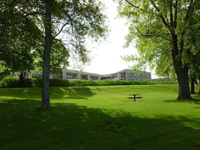 Building Photo - Condo located near the lake- Available NOW until July 31st, 2026. Available again September 1st, ...