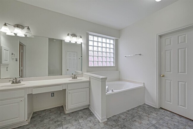 Building Photo - 8846 Gas Light Village Dr