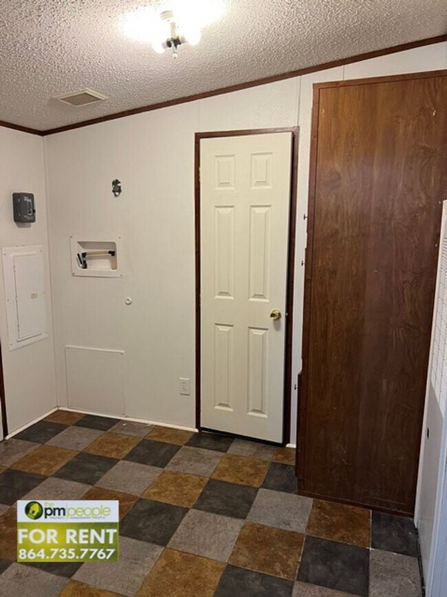 Building Photo - 3/2 Easley Home in Great Location! Easy access to 123, 153, and 85!