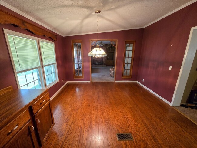 Building Photo - 423 Hallmark Dr