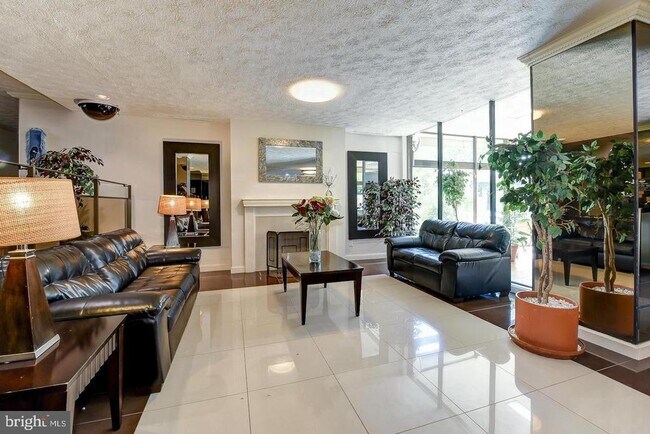 Building Photo - 1111 Arlington Blvd