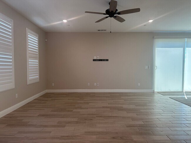 Building Photo - Modern home in a modern community featurin...