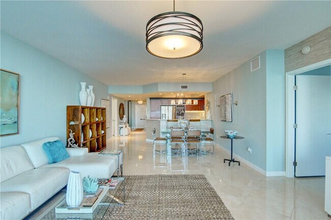 Building Photo - 2640 Lake Shore Dr