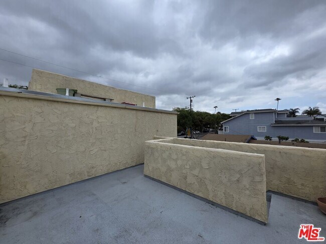 Building Photo - 517 N Francisca Ave