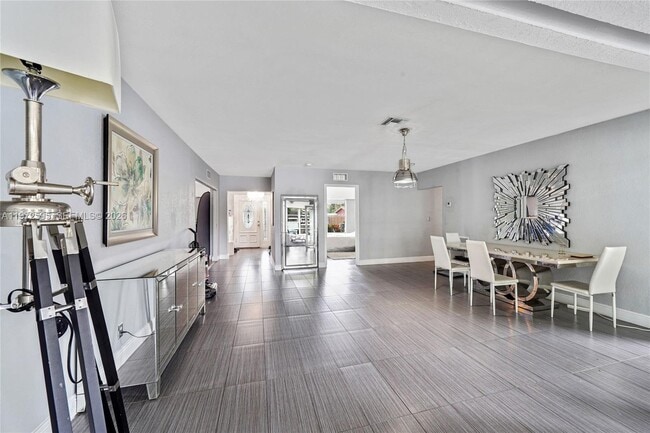 Building Photo - 2534 Monroe St