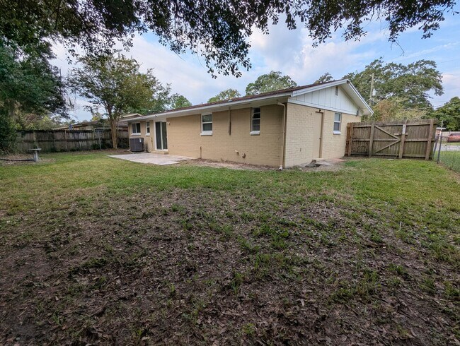 Building Photo - NOW AVAILABLE!! 3/2 House Located in quiet...