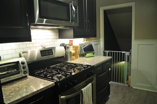 Building Photo - 107 S Iris St