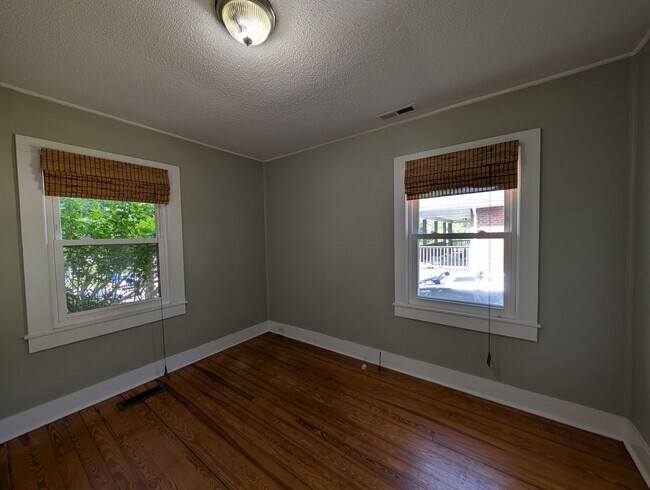 Building Photo - Swannanoa Bungalow!