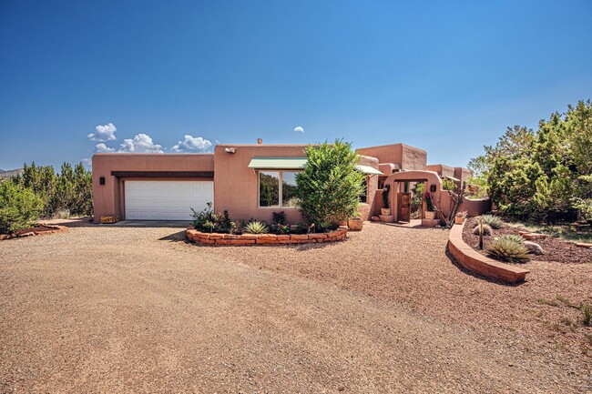 Building Photo - Stunning Home on the Old Raven Crest Farm