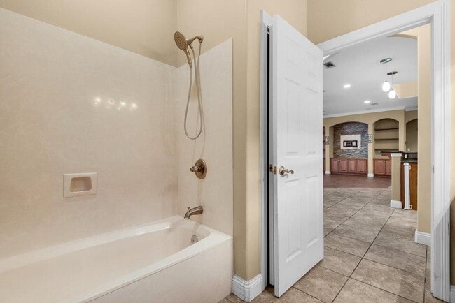 Building Photo - 325 Greenwood Way