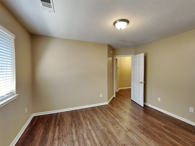 Building Photo - 1907 W Welsford Dr