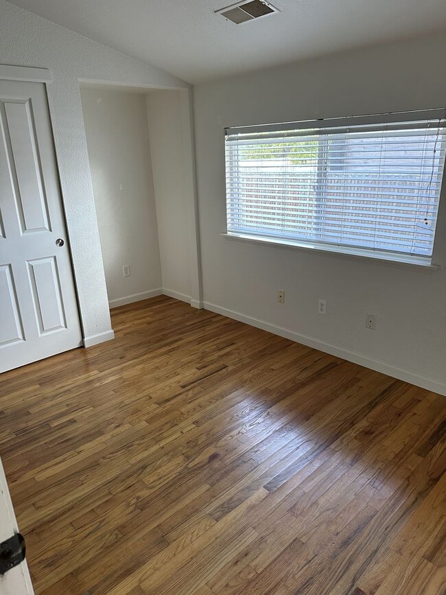 Building Photo - 4 Bed 1.5 Bath House