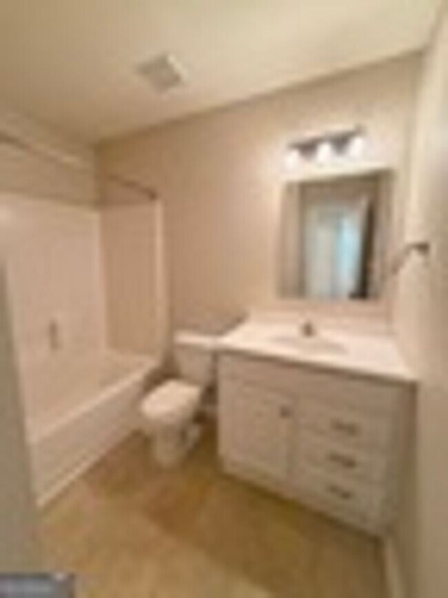 Building Photo - 408/410 Lawnwood Ct