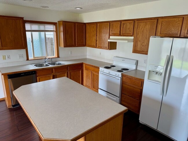 Building Photo - Spacious 4BR Home with Fenced Yard, 2-Car Garage & Convenient Location