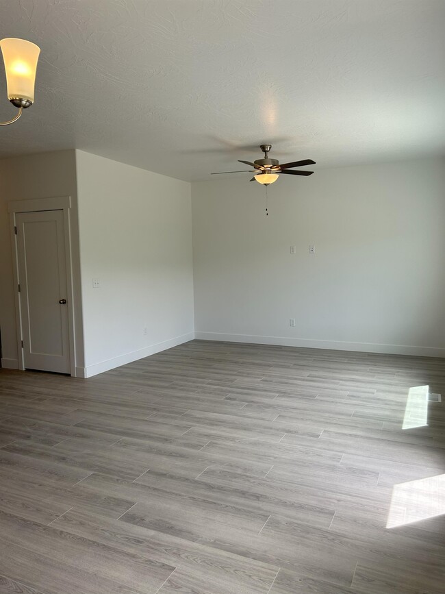 Building Photo - 5118 Lakefield Dr