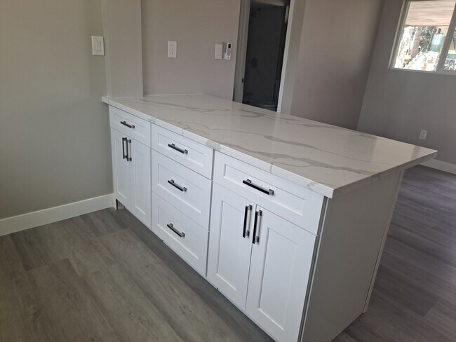 Building Photo - downstairs 1 bedroom /Split AC/ washer and...