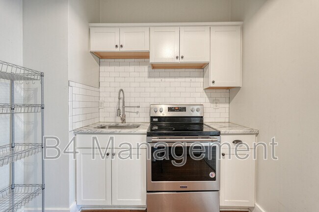 Building Photo - 654 Ravenel St