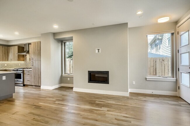 Building Photo - 3 bedroom / 3.5 bath Townhome + 2 Large Flex Spaces & Spacious Roof Top Deck!
