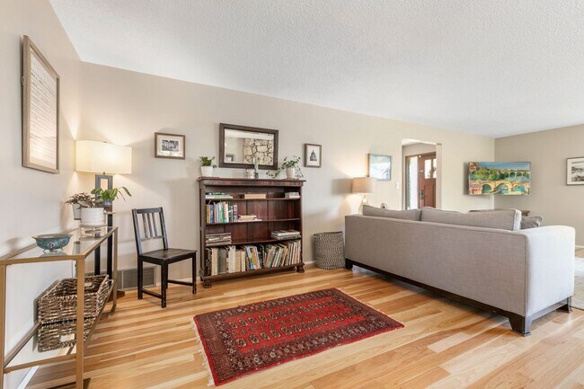 Building Photo - 4bd/2.75ba Seattle House