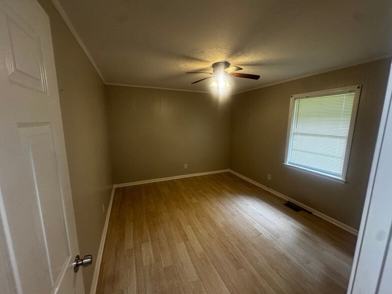 Building Photo - Room in Duplex on Monticello St