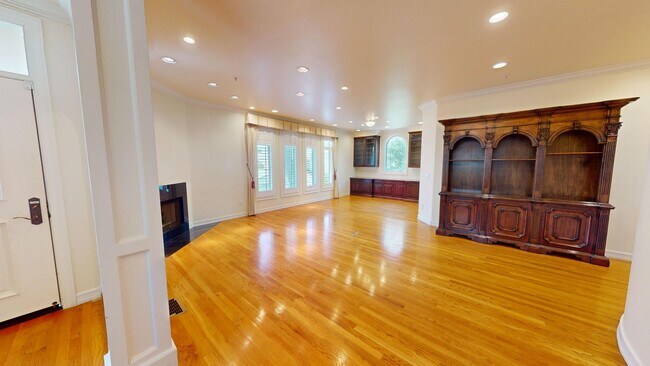 Building Photo - Spacious 4-bedroom 4.5 bath Home in a Gated Complex
