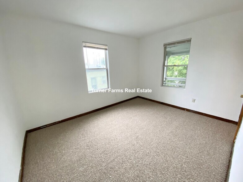 Building Photo - 87 Sheridan St