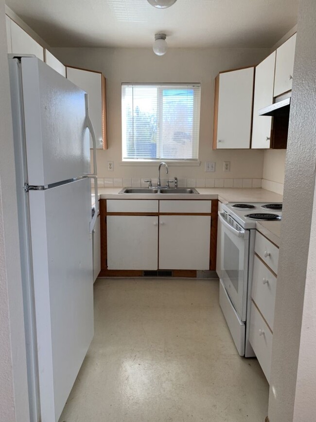 Building Photo - STUDENTS WELCOME! 4 Bed 2 Bath House 1 Blo...