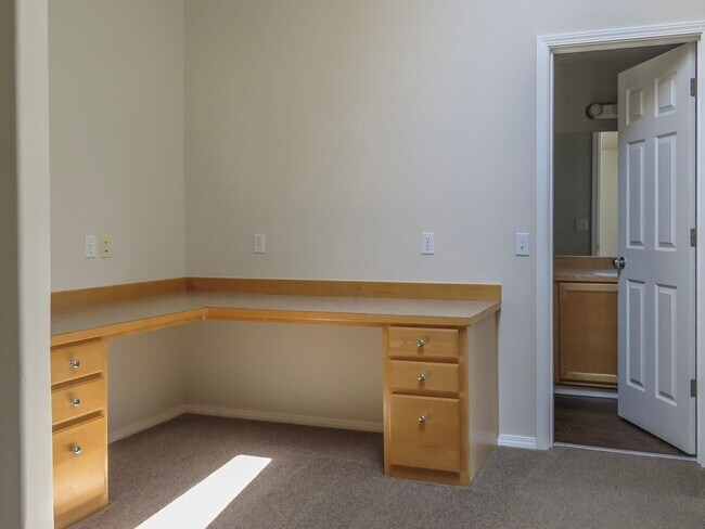 Building Photo - !!!! West Linn Townhome Available 3 Bedroo...